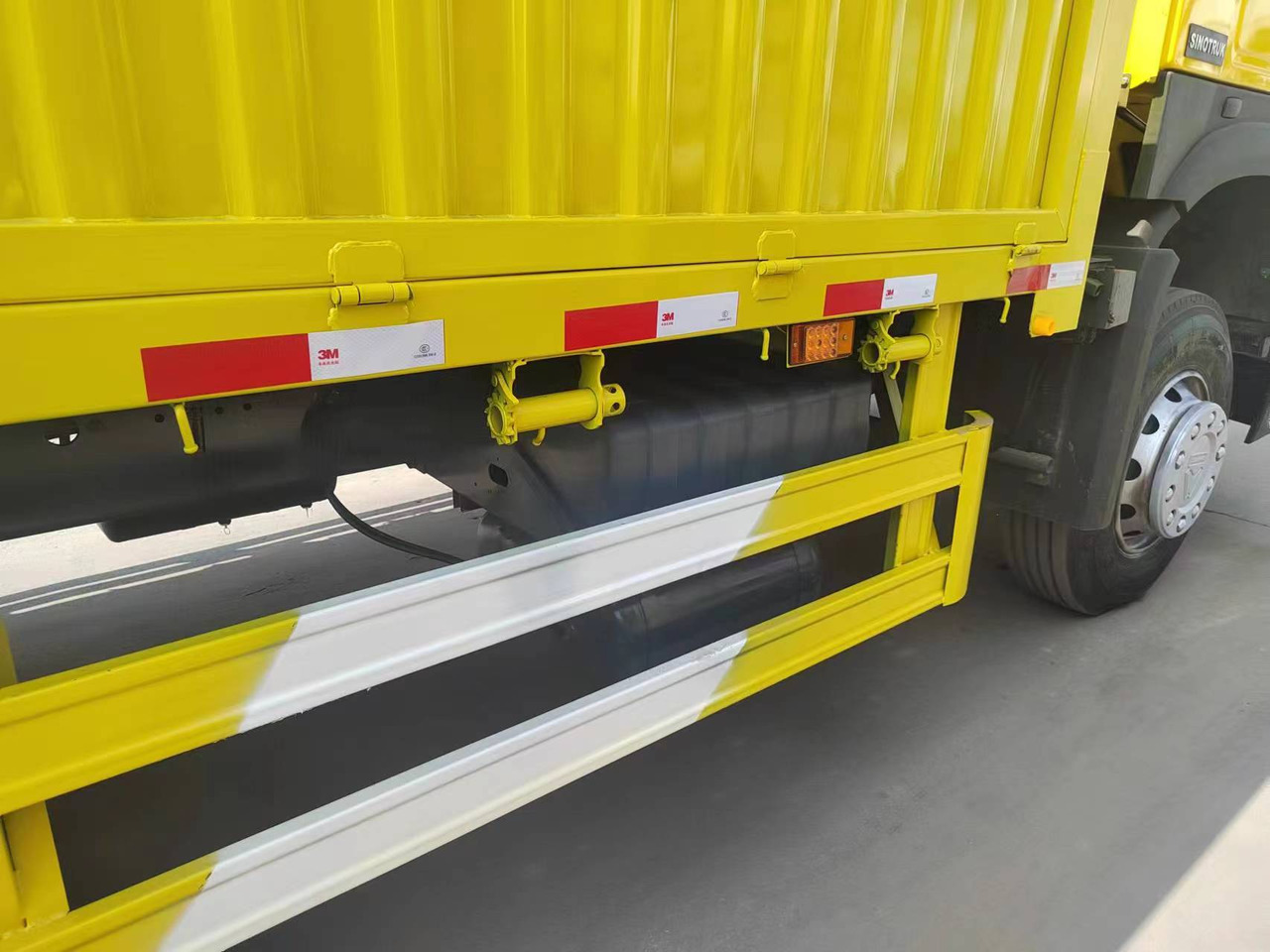 Самоскид вантажівка SINOTRUK HOWO 4x2 cargo truck: фото 7
