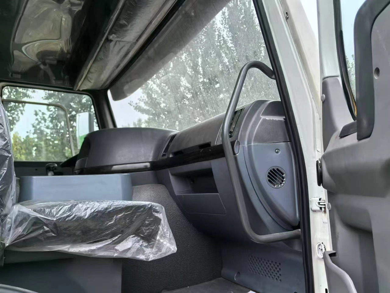 SINOTRUK HOWO 6x4 - Рефрижератор вантажівка: фото 5 SINOTRUK HOWO 6x4 - Рефрижератор вантажівка: фото 5