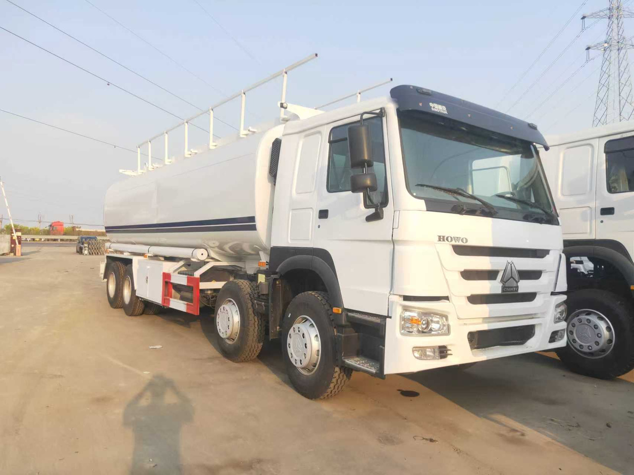 SINOTRUK HOWO Fuel Tank - Вантажівка цистерна: фото 1 SINOTRUK HOWO Fuel Tank - Вантажівка цистерна: фото 1