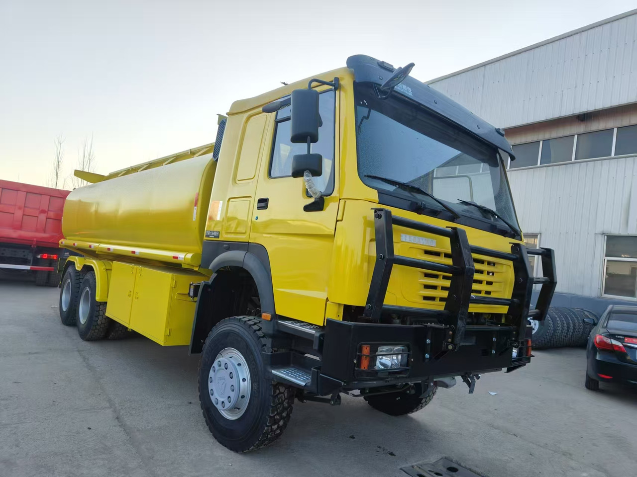 SINOTRUK HOWO - Вантажівка цистерна: фото 1 SINOTRUK HOWO - Вантажівка цистерна: фото 1