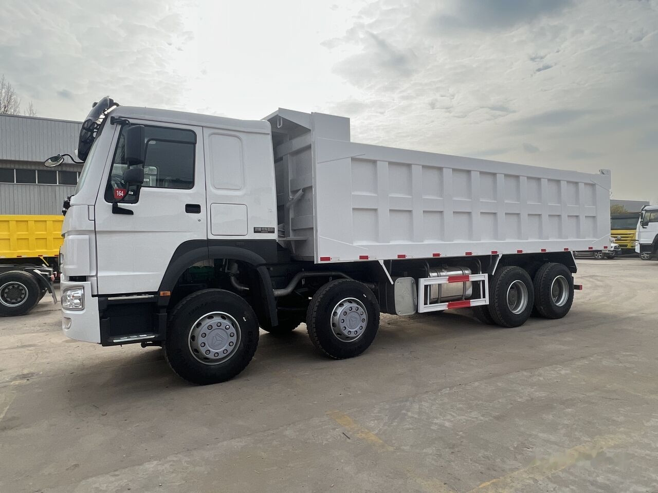 Sinotruk Howo 8*4 - Самоскид вантажівка: фото 3 Sinotruk Howo 8*4 - Самоскид вантажівка: фото 3