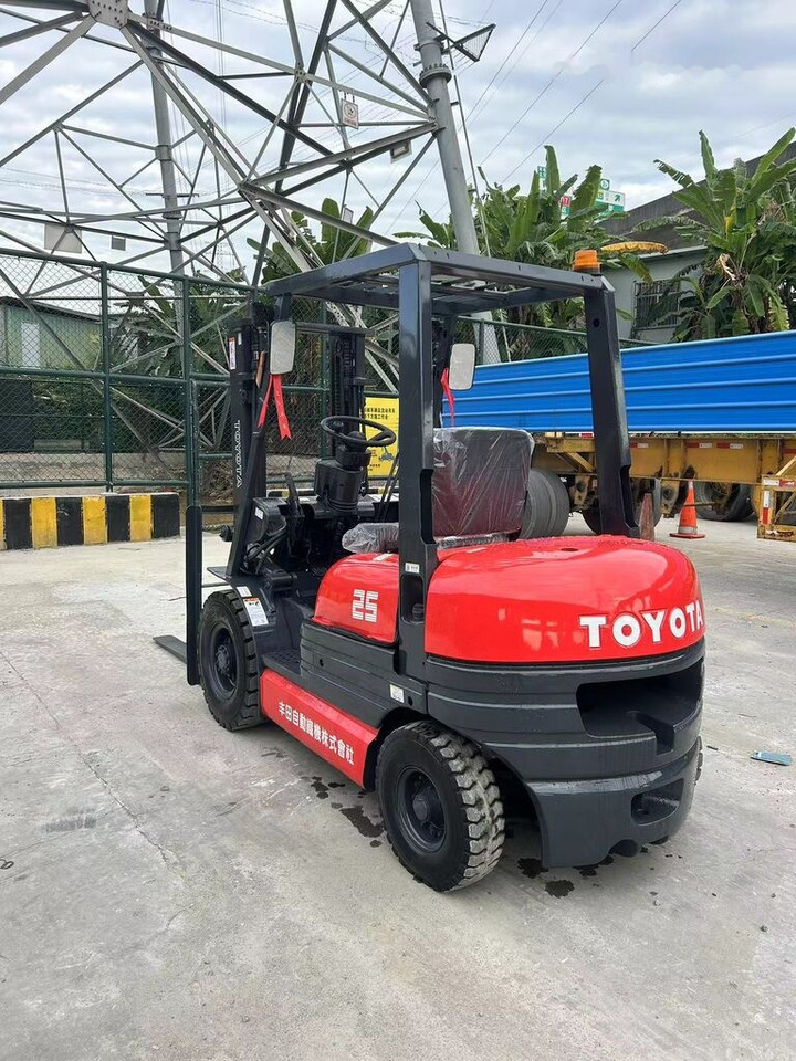 Toyota FD25 - Дизельний навантажувач: фото 3 Toyota FD25 - Дизельний навантажувач: фото 3