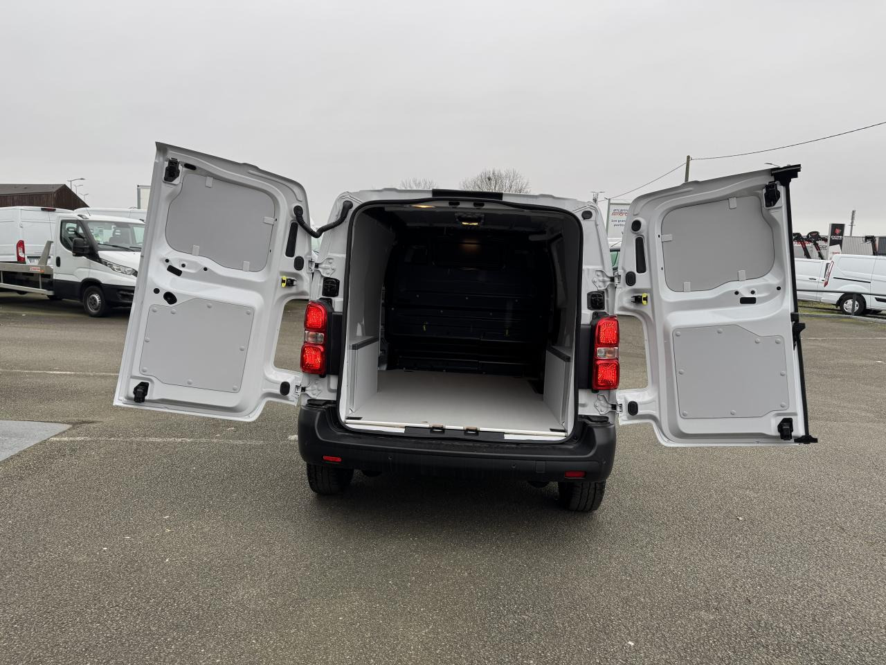 CITROEN Jumpy M 2.0 BlueHDi - 145 S&S - BV EAT8 III FOURGON . PHASE 2 - Суцільнометалевий фургон: фото 3 CITROEN Jumpy M 2.0 BlueHDi - 145 S&S - BV EAT8 III FOURGON . PHASE 2 - Суцільнометалевий фургон: фото 3