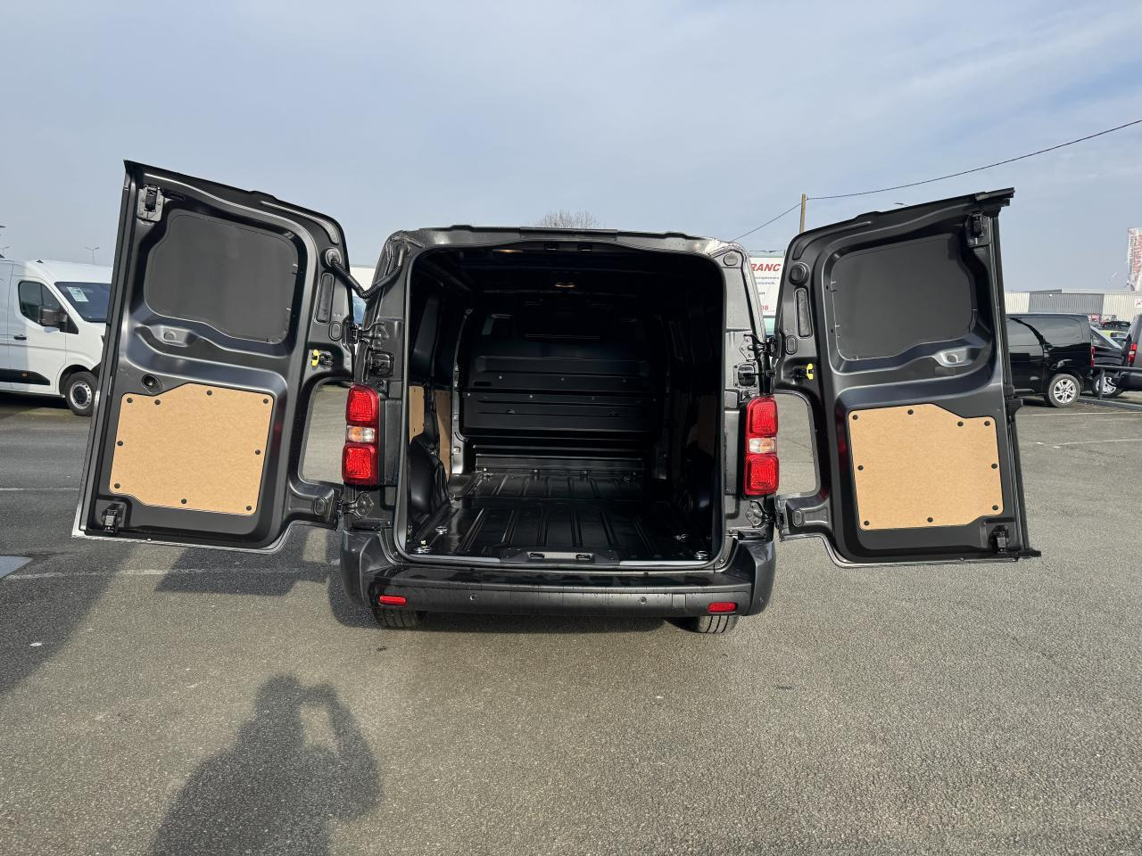 Citroen Jumpy 2 PLACES XL 2.0 BLUEHDI 180CH S&S PACK PREMIUM CONNECT EAT8 - Суцільнометалевий фургон: фото 2 Citroen Jumpy 2 PLACES XL 2.0 BLUEHDI 180CH S&S PACK PREMIUM CONNECT EAT8 - Суцільнометалевий фургон: фото 2