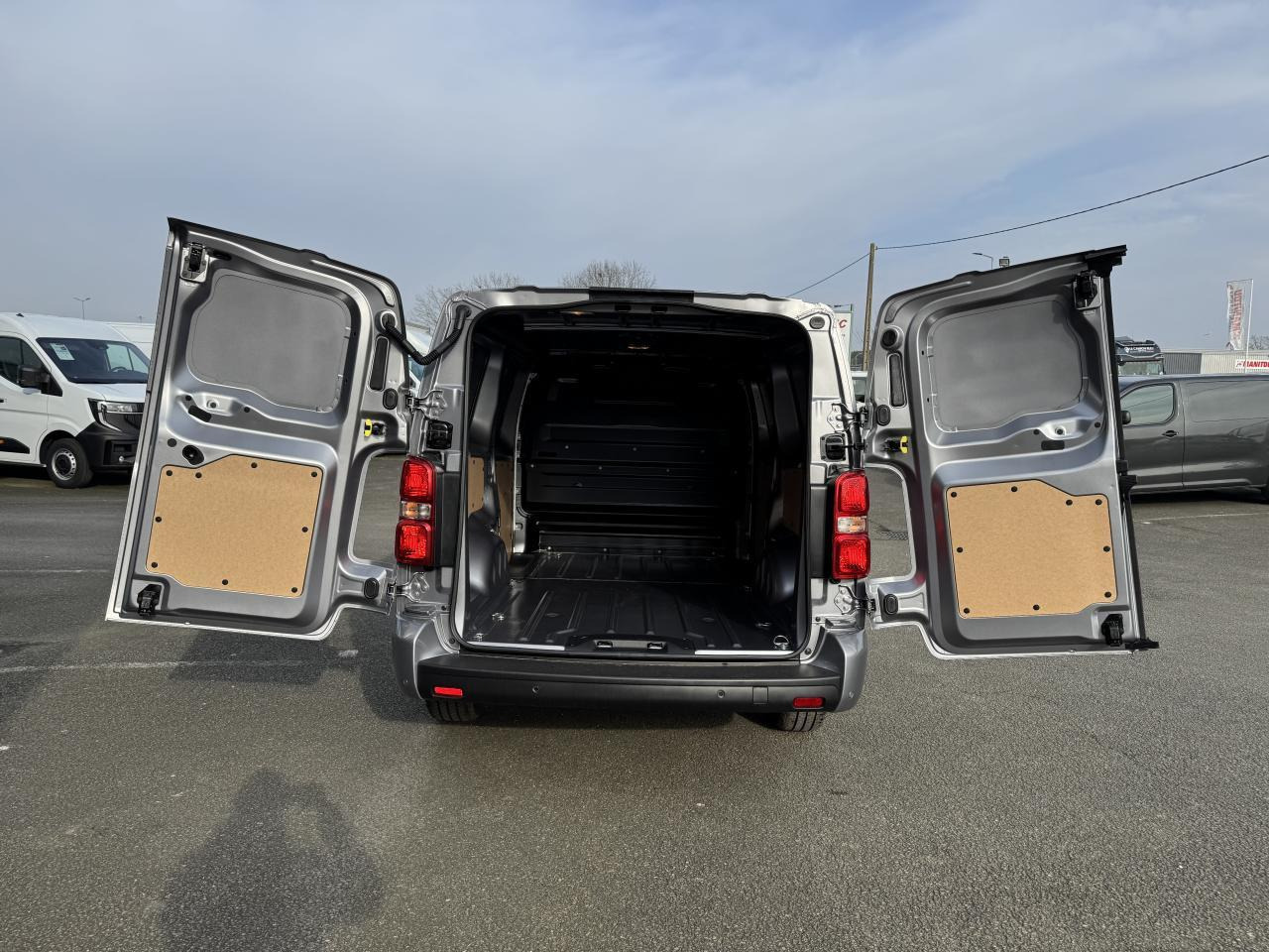 Citroen Jumpy 2 PLACES XL 2.0 BLUEHDI 180CH S&S PACK PREMIUM CONNECT EAT8 - Суцільнометалевий фургон: фото 2 Citroen Jumpy 2 PLACES XL 2.0 BLUEHDI 180CH S&S PACK PREMIUM CONNECT EAT8 - Суцільнометалевий фургон: фото 2