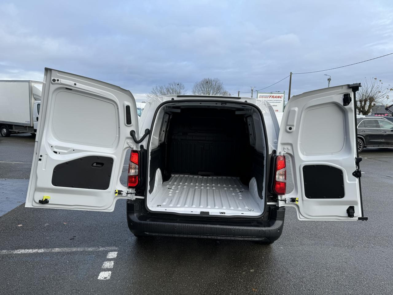 FIAT Doblo XL 950KG 1.5 BlueHDi S&S - 130 - BV EAT8 III FOURGON Fourgon XL PHASE 2 - Суцільнометалевий фургон: фото 4 FIAT Doblo XL 950KG 1.5 BlueHDi S&S - 130 - BV EAT8 III FOURGON Fourgon XL PHASE 2 - Суцільнометалевий фургон: фото 4