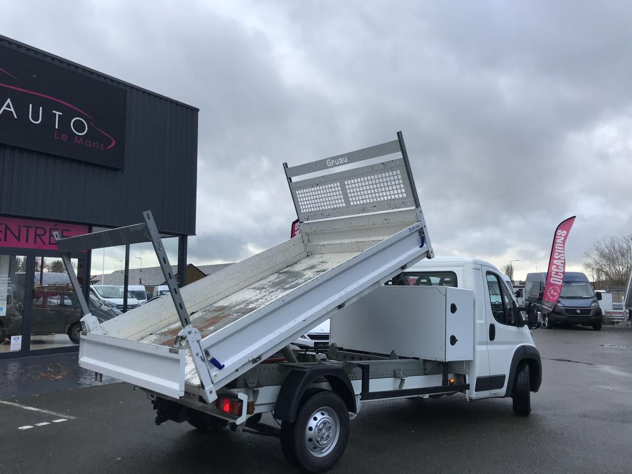 PEUGEOT BOXER 3T5 BENNE + COFFRE 2.2 HDI 165CH - Малотоннажний самоскид: фото 5 PEUGEOT BOXER 3T5 BENNE + COFFRE 2.2 HDI 165CH - Малотоннажний самоскид: фото 5