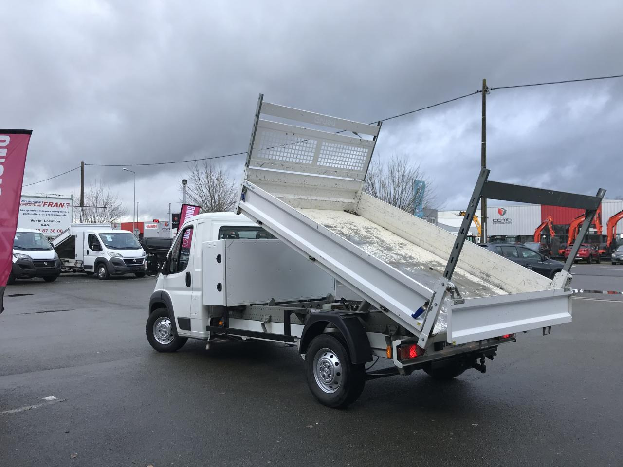 PEUGEOT BOXER 3T5 BENNE + COFFRE 2.2 HDI 165CH - Малотоннажний самоскид: фото 4 PEUGEOT BOXER 3T5 BENNE + COFFRE 2.2 HDI 165CH - Малотоннажний самоскид: фото 4