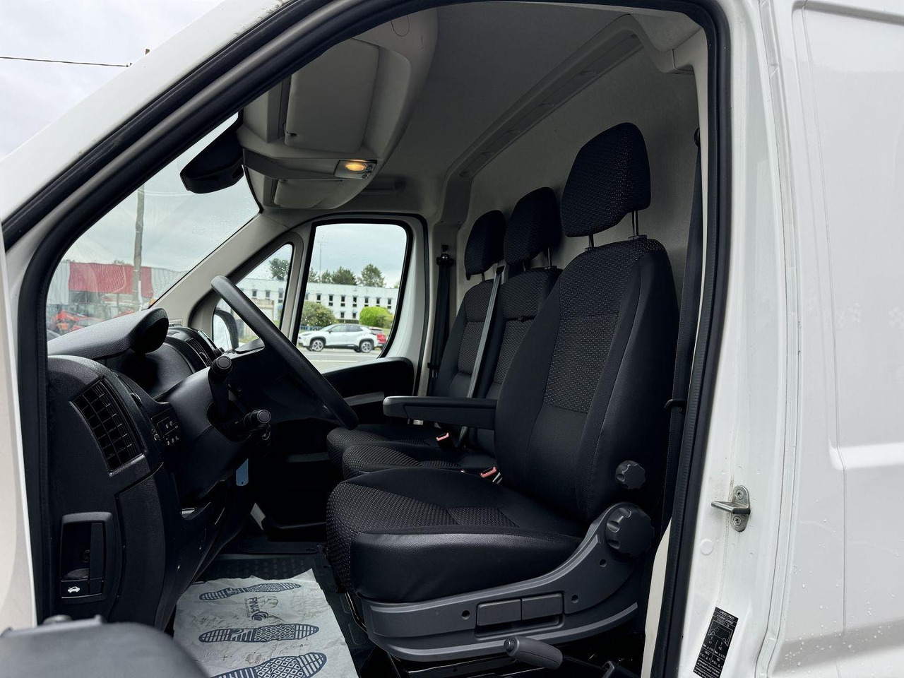 Peugeot Boxer 333 L1H1 2.2 BLUEHDI S&S 140CH ASPHALT - Суцільнометалевий фургон: фото 4 Peugeot Boxer 333 L1H1 2.2 BLUEHDI S&S 140CH ASPHALT - Суцільнометалевий фургон: фото 4