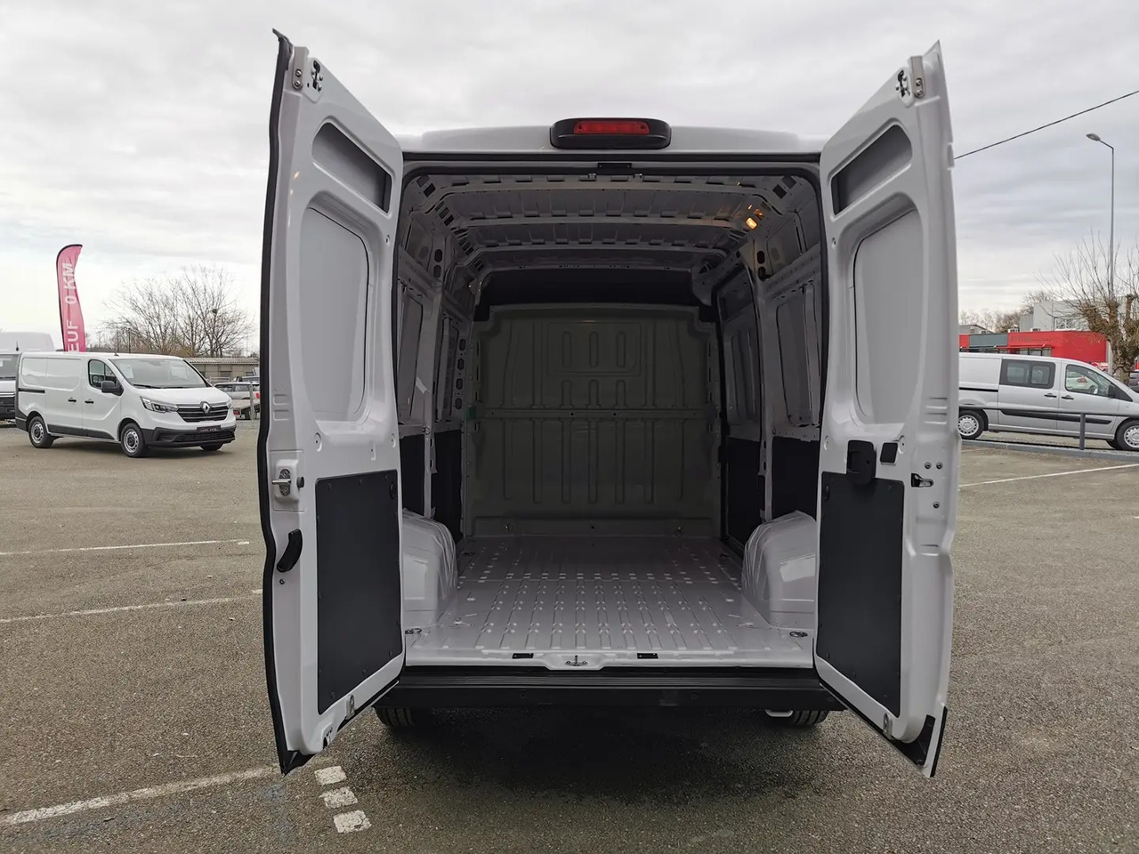 Peugeot Boxer 333 L2H2 2.2 BLUEHDI S&S 140CH ASPHALT - Суцільнометалевий фургон: фото 3 Peugeot Boxer 333 L2H2 2.2 BLUEHDI S&S 140CH ASPHALT - Суцільнометалевий фургон: фото 3