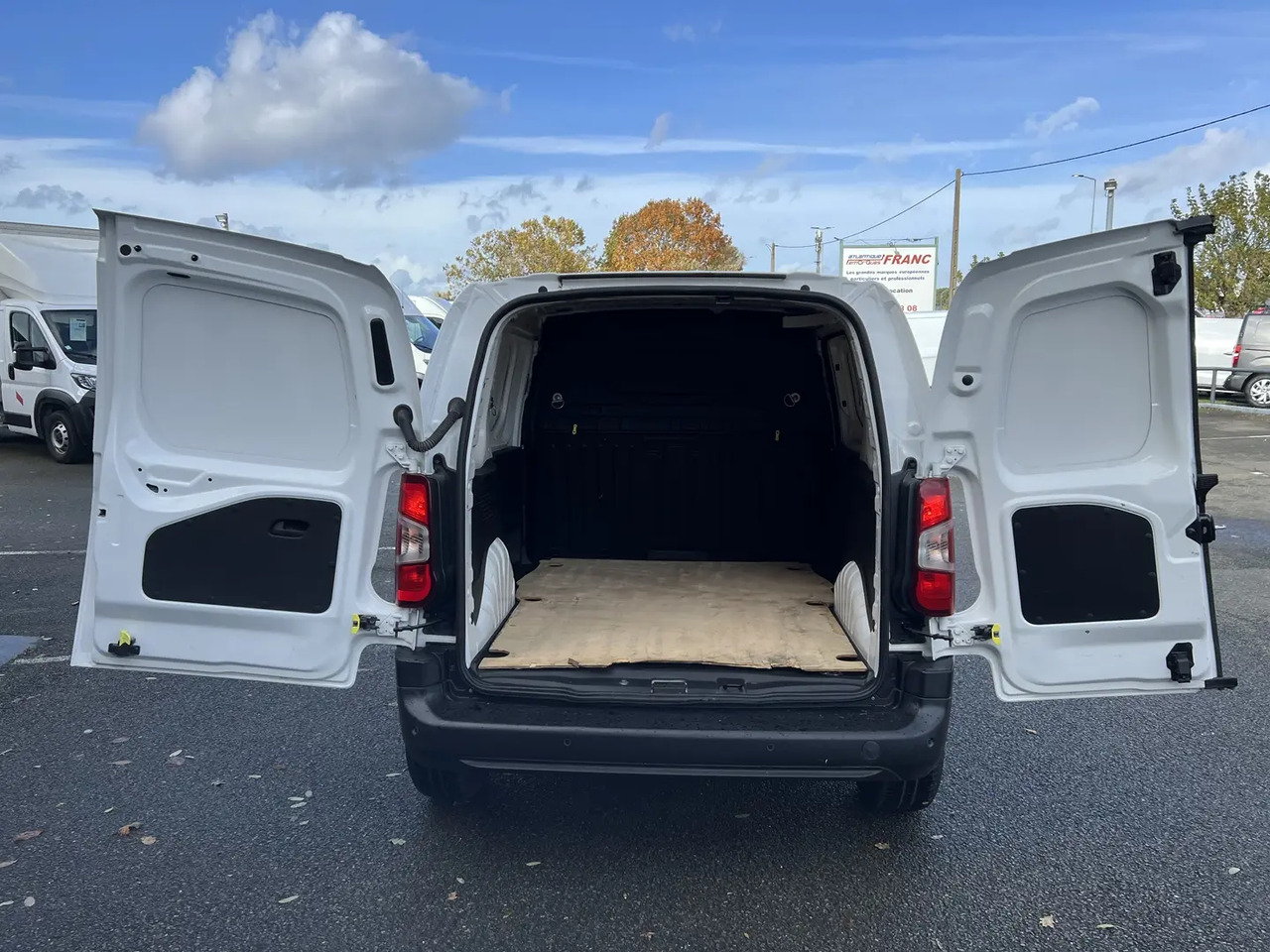 Peugeot Partner STANDARD 650KG BLUEHDI 130CH S&S ASPHALT EAT8 - Суцільнометалевий фургон: фото 3 Peugeot Partner STANDARD 650KG BLUEHDI 130CH S&S ASPHALT EAT8 - Суцільнометалевий фургон: фото 3