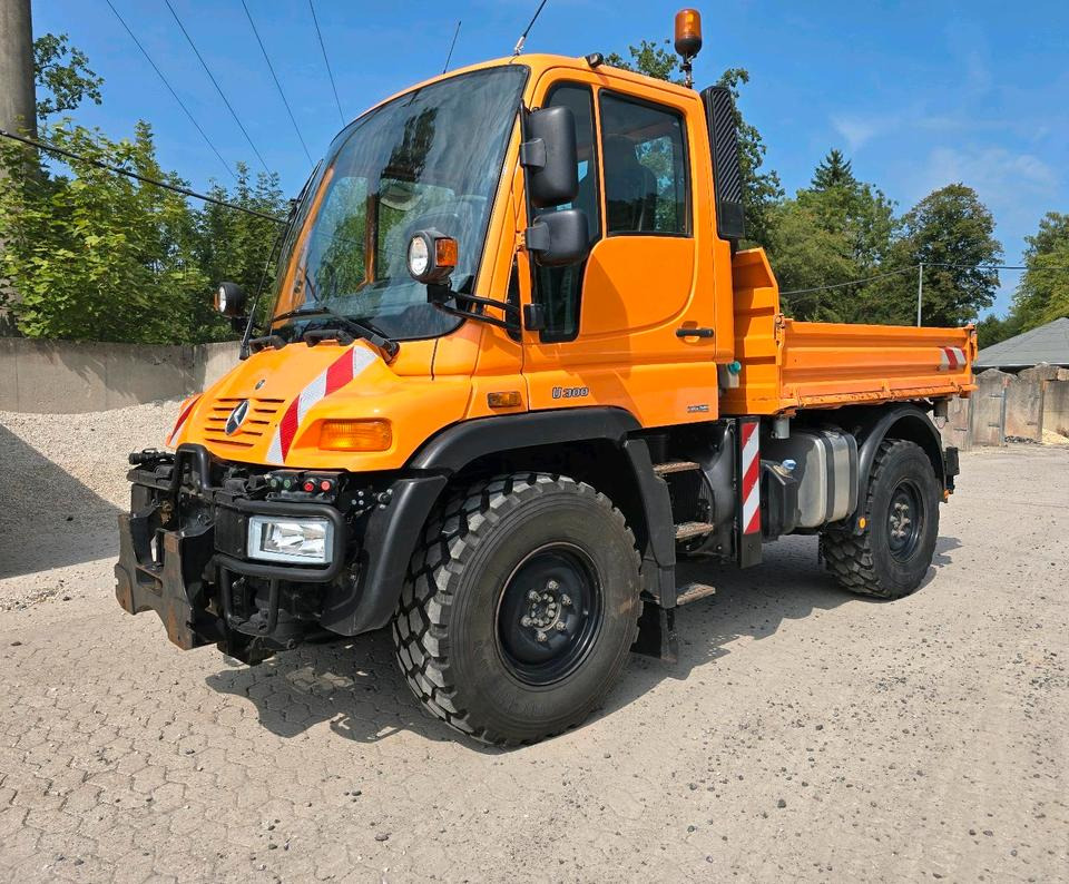 Снігоприбиральна машина Unimog 405/10 U300 Bluetec 4 Automatik EAS Mercedes-Benz U 300  UGE UGN mit Kipperpritsche: фото 1