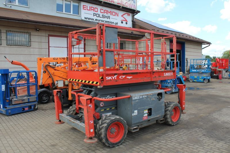 Podnośnik nożycowy 4x4 spalinowy 12 m Skyjack SJ6832RT - Ножичний підйомник: фото 1 Podnośnik nożycowy 4x4 spalinowy 12 m Skyjack SJ6832RT - Ножичний підйомник: фото 1