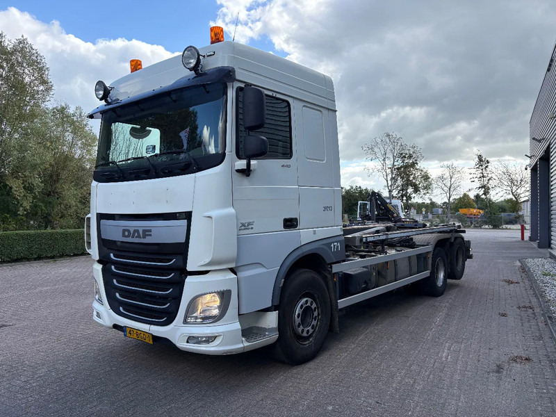 DAF XF 440 6x2 / VDL 21 TON / AFNET SYSTEEM / DUBBELLUCHT SLEPER / APK - TUV JUNI 2026 / - Гаковий мультиліфт вантажівка: фото 2 DAF XF 440 6x2 / VDL 21 TON / AFNET SYSTEEM / DUBBELLUCHT SLEPER / APK - TUV JUNI 2026 / - Гаковий мультиліфт вантажівка: фото 2