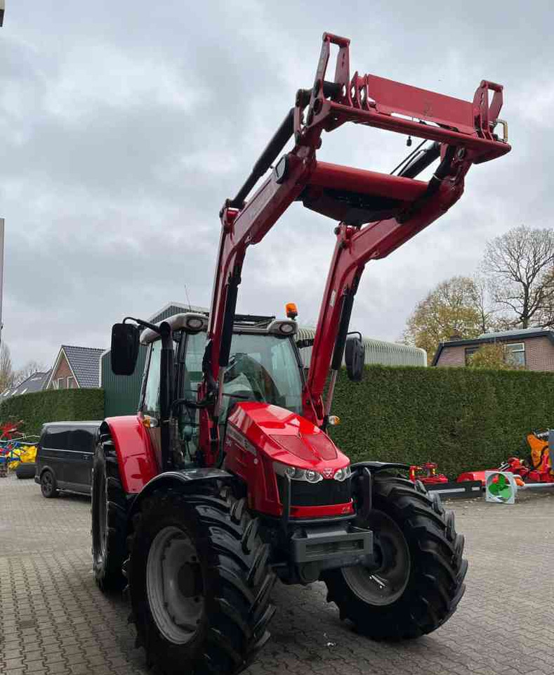 Massey Ferguson 5710S Dyna-4 Essential Voorlader Tractoren - Трактор: фото 3 Massey Ferguson 5710S Dyna-4 Essential Voorlader Tractoren - Трактор: фото 3