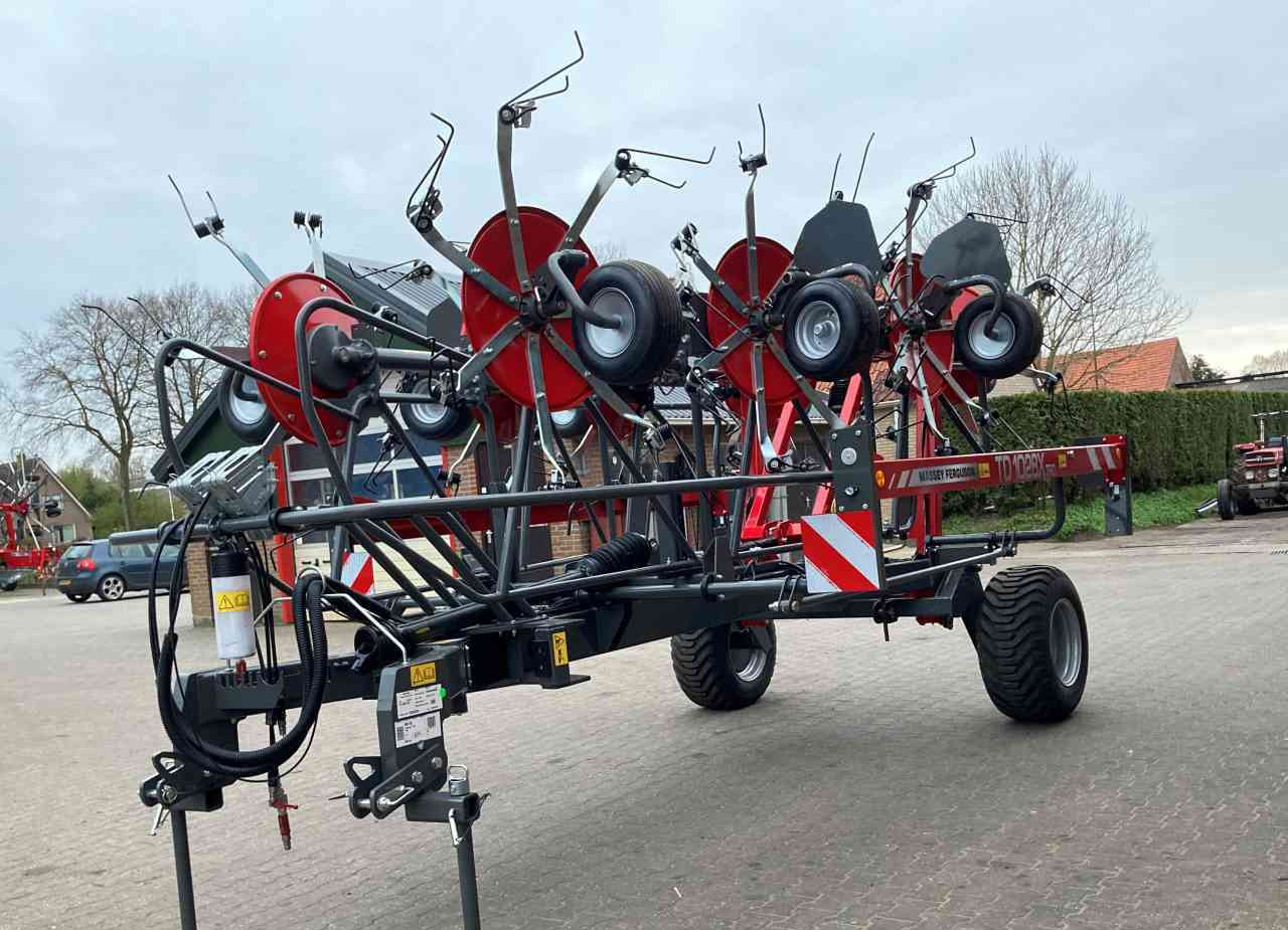 Massey Ferguson TD 1028X TRC Haaktandschudder Lely Lotus weidebouwmachines. - Сіноворушилка: фото 2 Massey Ferguson TD 1028X TRC Haaktandschudder Lely Lotus weidebouwmachines. - Сіноворушилка: фото 2