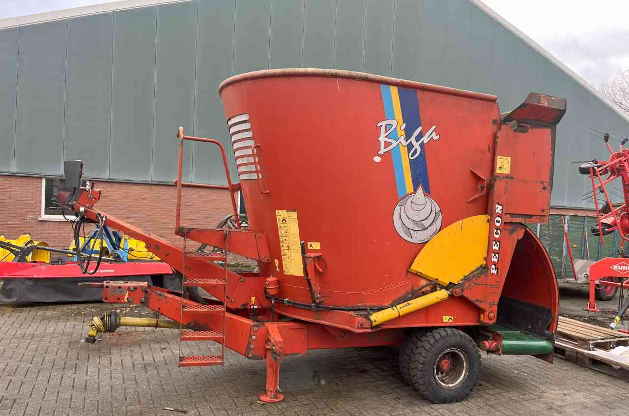 Peecon BIGA 10 voermengwagen, laadklep, voermachines - Кормороздавач: фото 1 Peecon BIGA 10 voermengwagen, laadklep, voermachines - Кормороздавач: фото 1