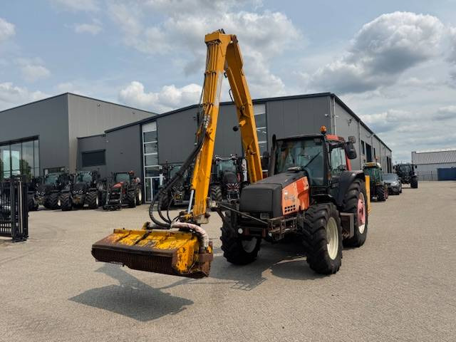 Valtra 8150 hitech met Bos maaiarm met klepelmaaier - Трактор: фото 4 Valtra 8150 hitech met Bos maaiarm met klepelmaaier - Трактор: фото 4