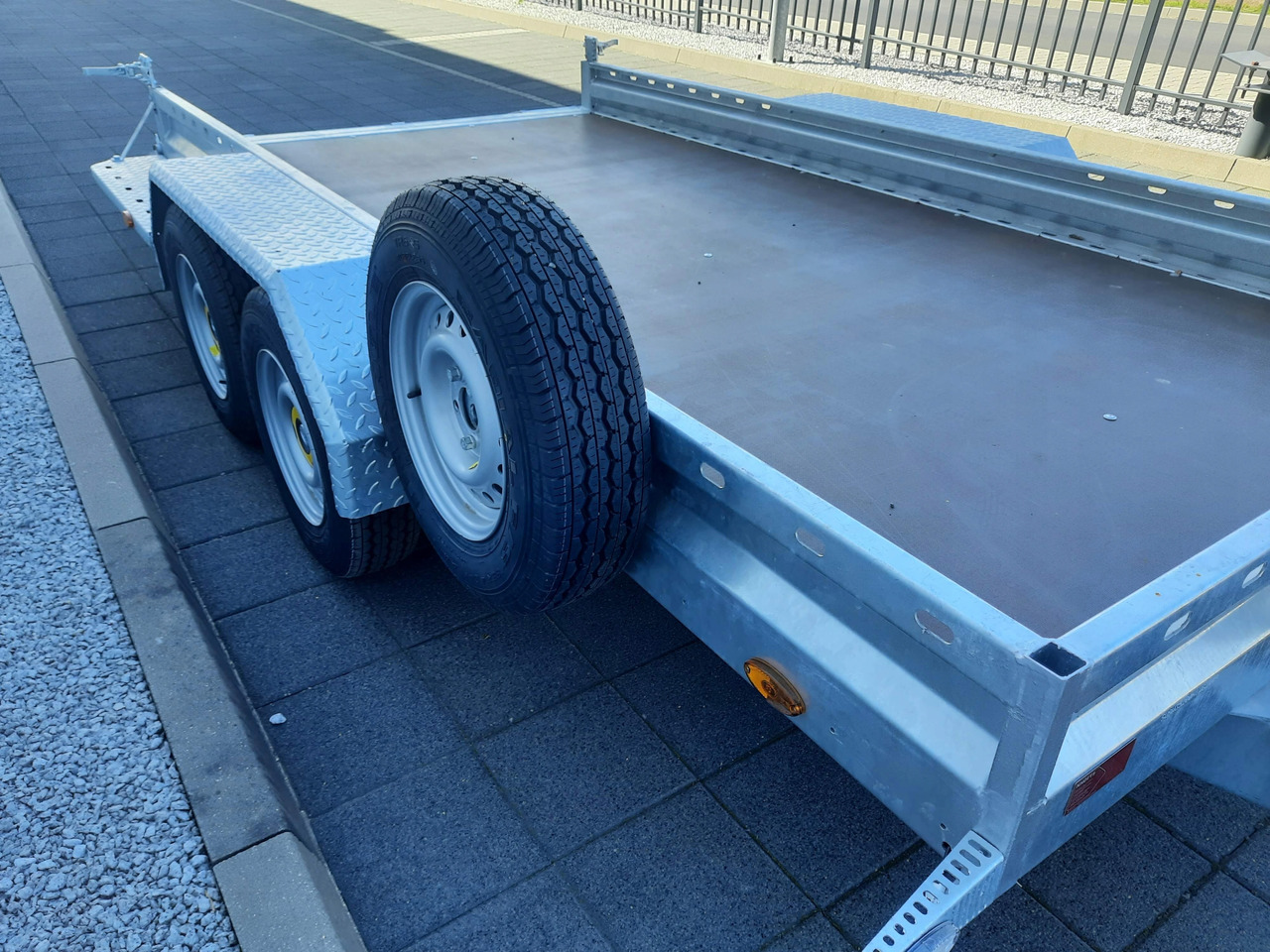 PRZYCZEPA DO KOPARKI MINIKOPARKI ŁADOWARKI Z NAJAZDAMI ALUMINIOWYMI 3500 KG / EXCAVATOR MINI EXCAVATOR LOADER TRAILER WITH ALUMINUM RAMPS 3500 KG - Причіп для перевезення спецтехніки: фото 5 PRZYCZEPA DO KOPARKI MINIKOPARKI ŁADOWARKI Z NAJAZDAMI ALUMINIOWYMI 3500 KG / EXCAVATOR MINI EXCAVATOR LOADER TRAILER WITH ALUMINUM RAMPS 3500 KG - Причіп для перевезення спецтехніки: фото 5