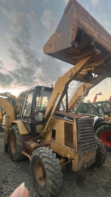 Caterpillar 428 à 13500 € HT - Екскаватор-навантажувач: фото 1 Caterpillar 428 à 13500 € HT - Екскаватор-навантажувач: фото 1