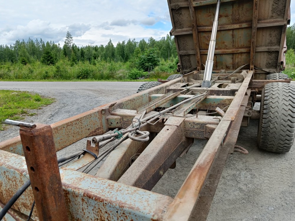 Сільськогосподарський причіп самоскид Maansiirtokärry 2-akselinen Hydraulisella takalaidalla, katso video!: фото 16 Сільськогосподарський причіп самоскид Maansiirtokärry 2-akselinen Hydraulisella takalaidalla, katso video!: фото 16