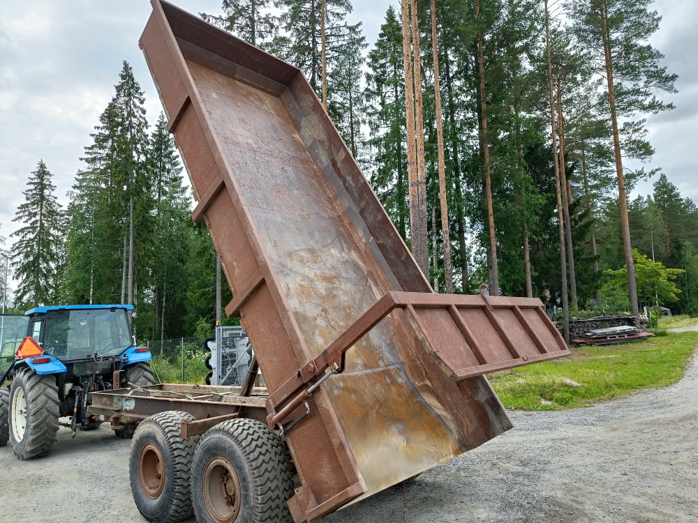 Сільськогосподарський причіп самоскид Maansiirtokärry 2-akselinen Hydraulisella takalaidalla, katso video!: фото 24 Сільськогосподарський причіп самоскид Maansiirtokärry 2-akselinen Hydraulisella takalaidalla, katso video!: фото 24