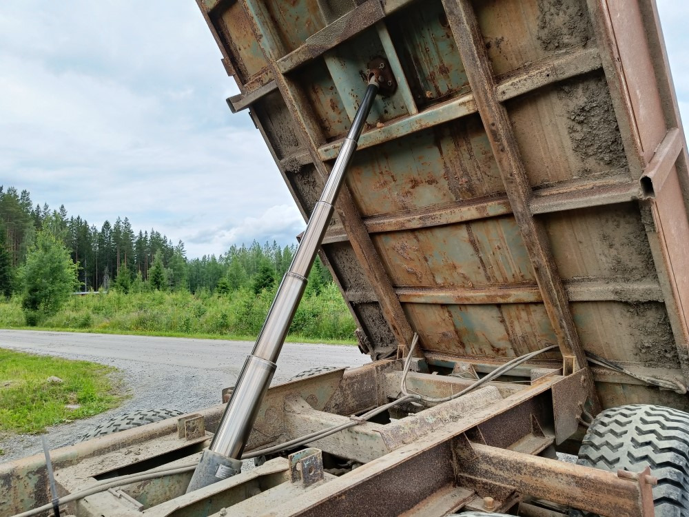 Сільськогосподарський причіп самоскид Maansiirtokärry 2-akselinen Hydraulisella takalaidalla, katso video!: фото 17 Сільськогосподарський причіп самоскид Maansiirtokärry 2-akselinen Hydraulisella takalaidalla, katso video!: фото 17