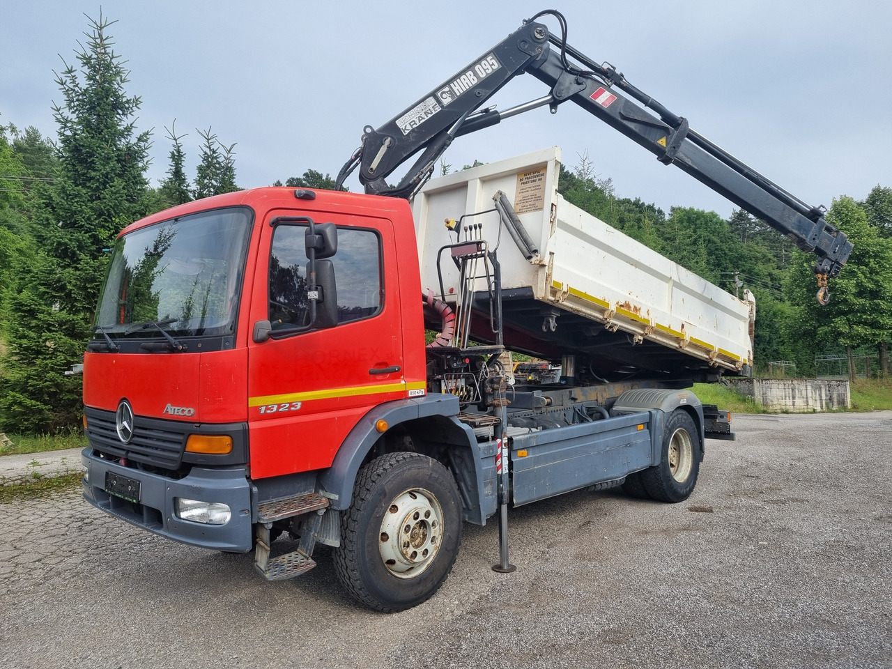 MERCEDES-BENZ ATEGO 1323 4x4 tipper + crane HIAB 095 - Самоскид вантажівка, Вантажівка з маніпулятором: фото 1 MERCEDES-BENZ ATEGO 1323 4x4 tipper + crane HIAB 095 - Самоскид вантажівка, Вантажівка з маніпулятором: фото 1