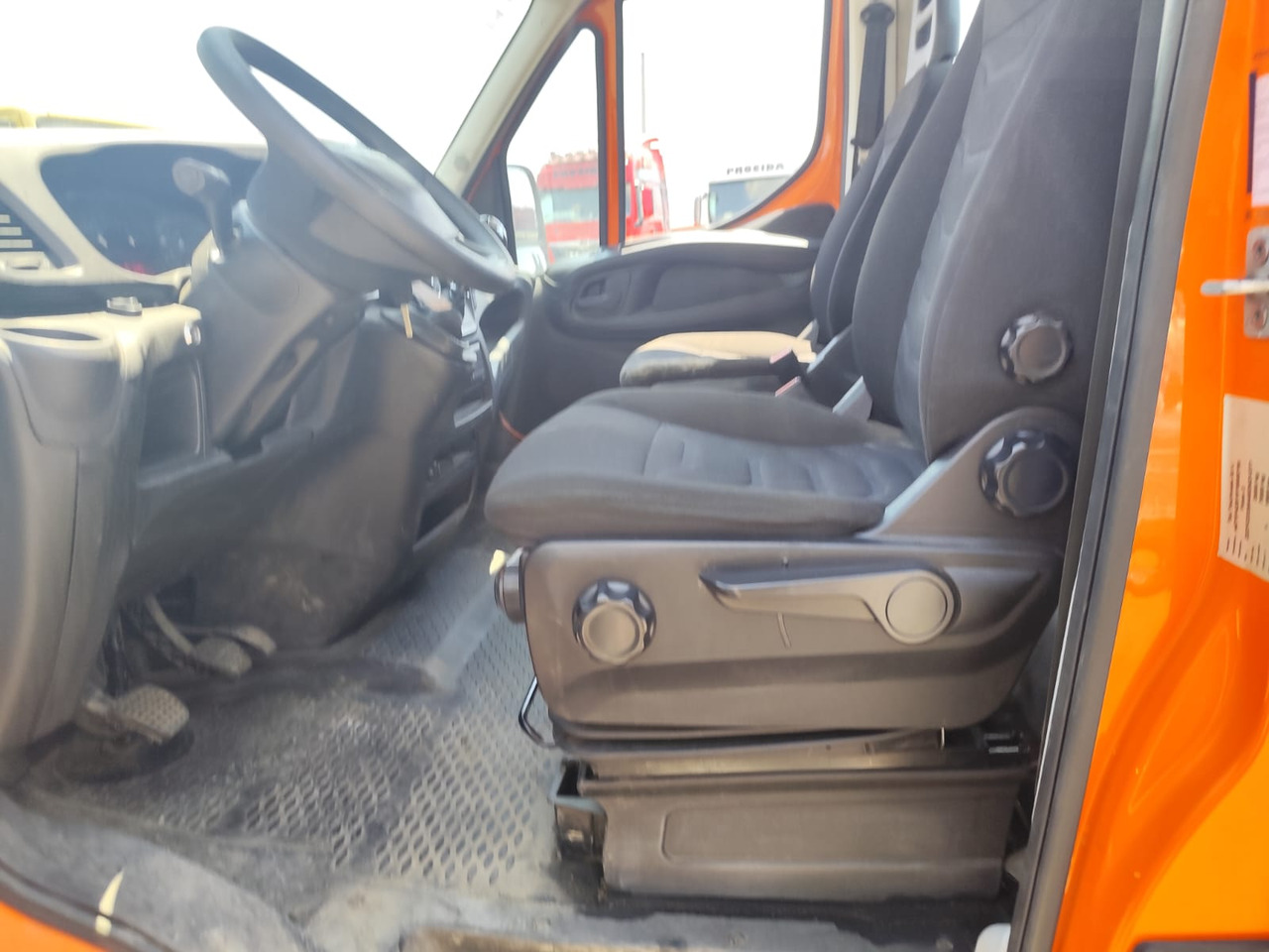 IVECO DAILY 35-140 - Вантажівка з маніпулятором: фото 4 IVECO DAILY 35-140 - Вантажівка з маніпулятором: фото 4