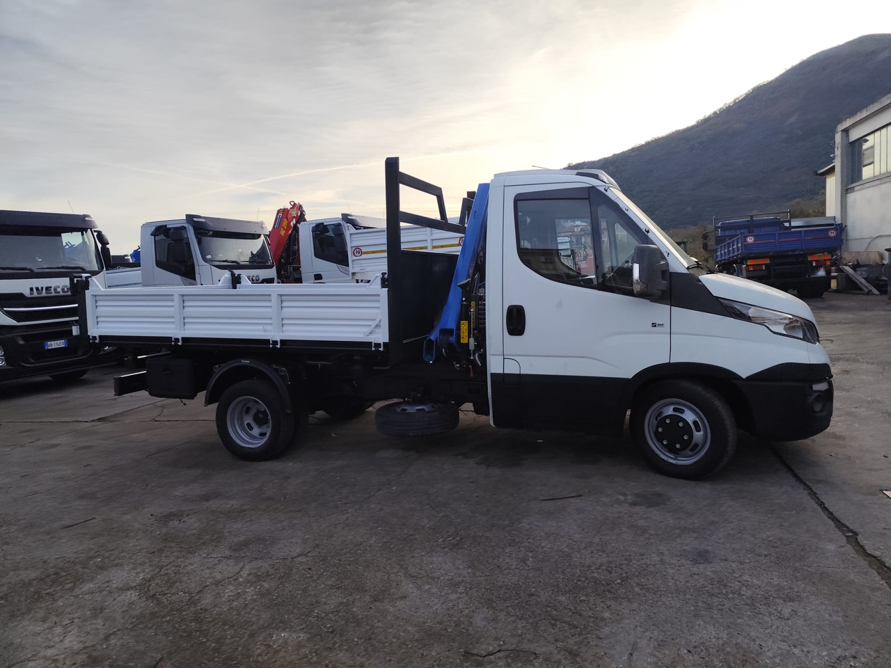 IVECO DAILY 35C15 - Вантажівка з маніпулятором, Малотоннажний самоскид: фото 5 IVECO DAILY 35C15 - Вантажівка з маніпулятором, Малотоннажний самоскид: фото 5