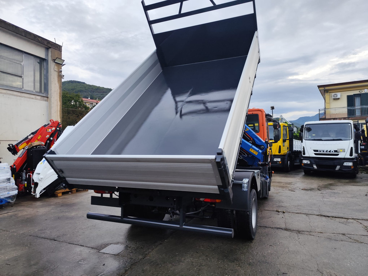 IVECO EUROCARGO 120-90L - Вантажівка з маніпулятором: фото 2 IVECO EUROCARGO 120-90L - Вантажівка з маніпулятором: фото 2