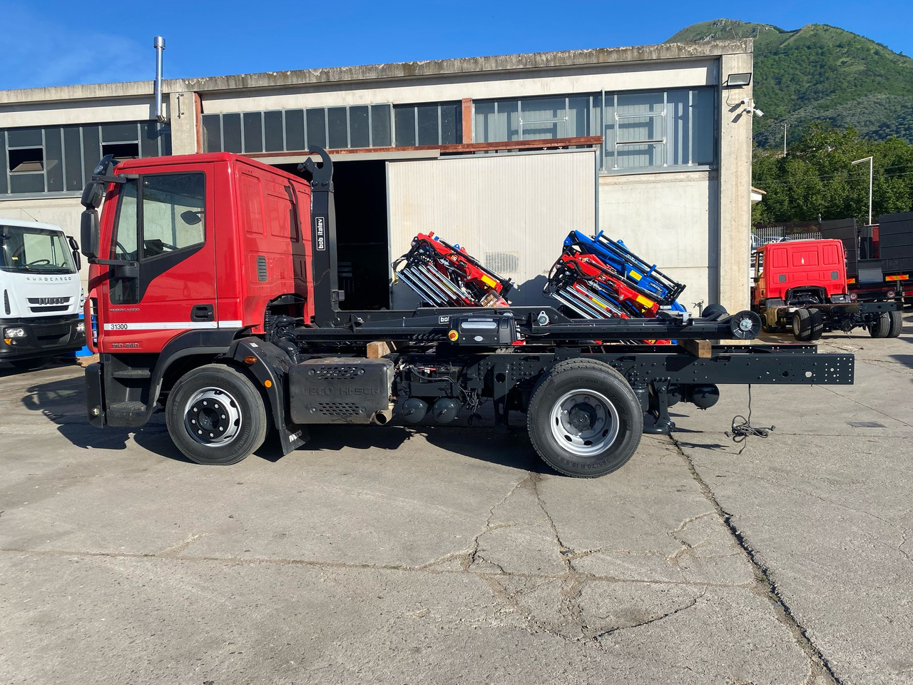 IVECO EUROCARGO 150-280 - Гаковий мультиліфт вантажівка: фото 2 IVECO EUROCARGO 150-280 - Гаковий мультиліфт вантажівка: фото 2