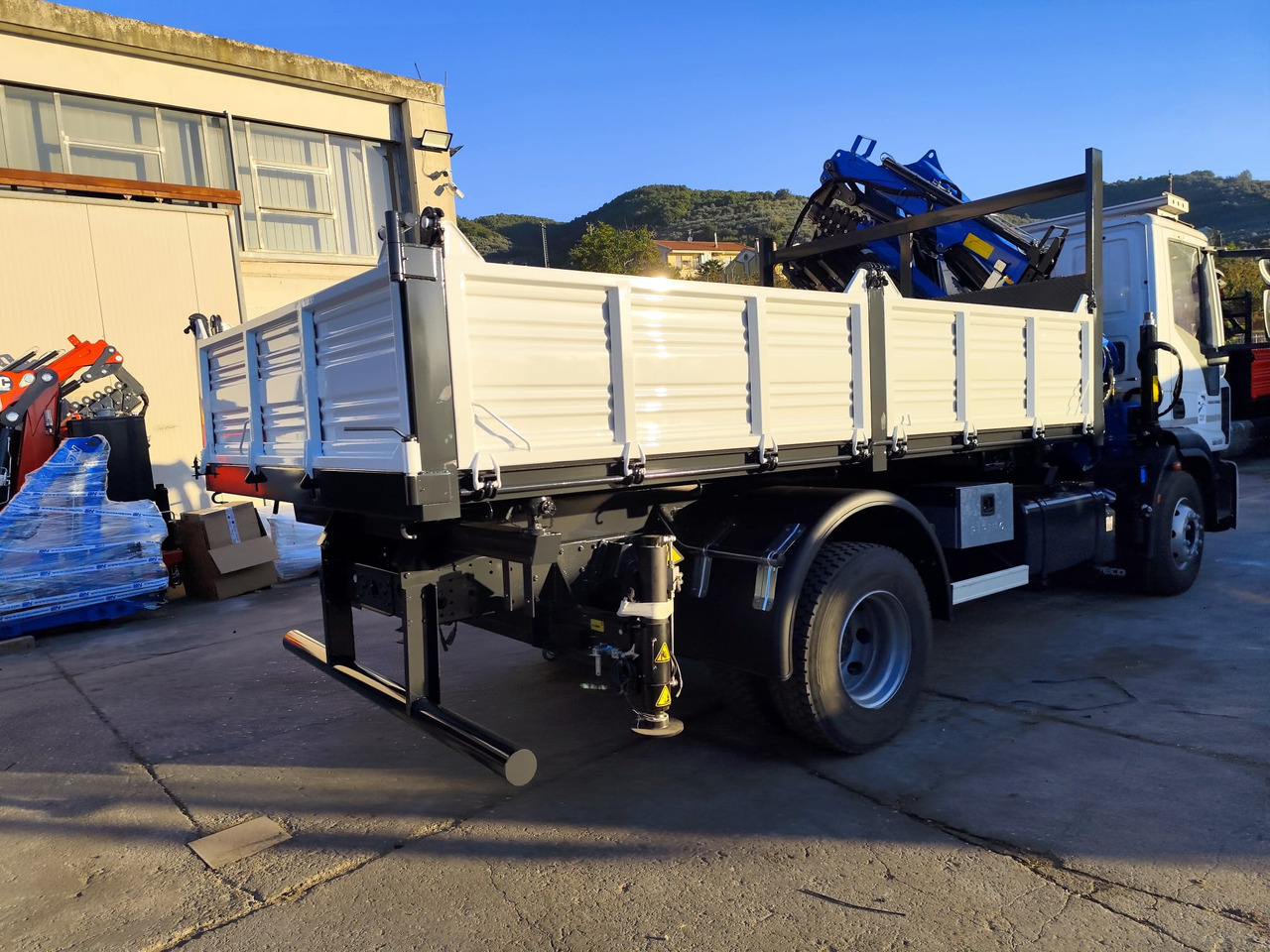 IVECO EUROCARGO 160-250 - Вантажівка з маніпулятором, Самоскид вантажівка: фото 2 IVECO EUROCARGO 160-250 - Вантажівка з маніпулятором, Самоскид вантажівка: фото 2