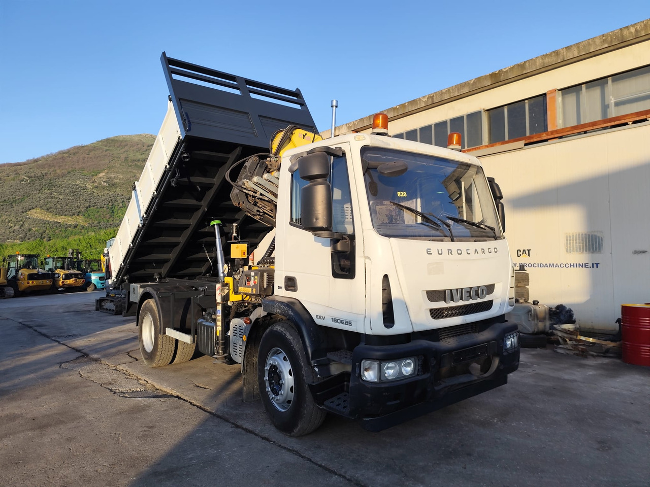 IVECO EUROCARGO 180E25 - Вантажівка з маніпулятором: фото 1 IVECO EUROCARGO 180E25 - Вантажівка з маніпулятором: фото 1