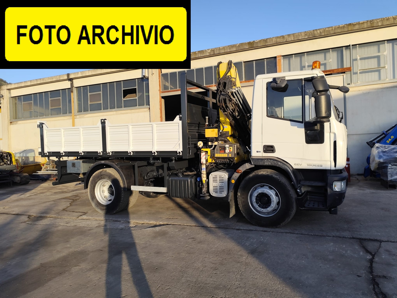 IVECO EUROCARGO 180E30 - Самоскид вантажівка, Вантажівка з маніпулятором: фото 3 IVECO EUROCARGO 180E30 - Самоскид вантажівка, Вантажівка з маніпулятором: фото 3