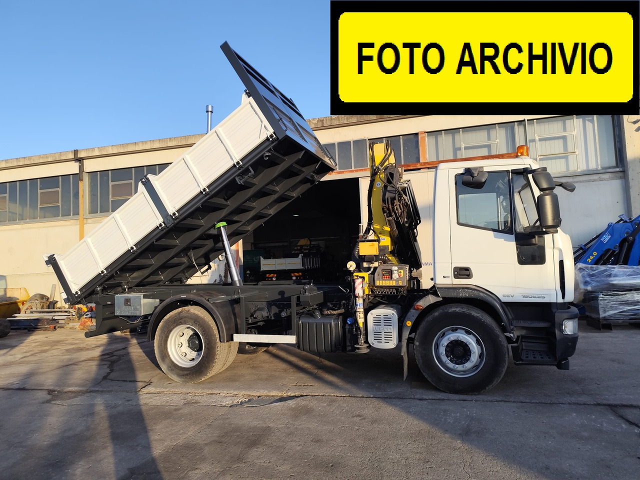 IVECO EUROCARGO 180E30 - Самоскид вантажівка, Вантажівка з маніпулятором: фото 4 IVECO EUROCARGO 180E30 - Самоскид вантажівка, Вантажівка з маніпулятором: фото 4