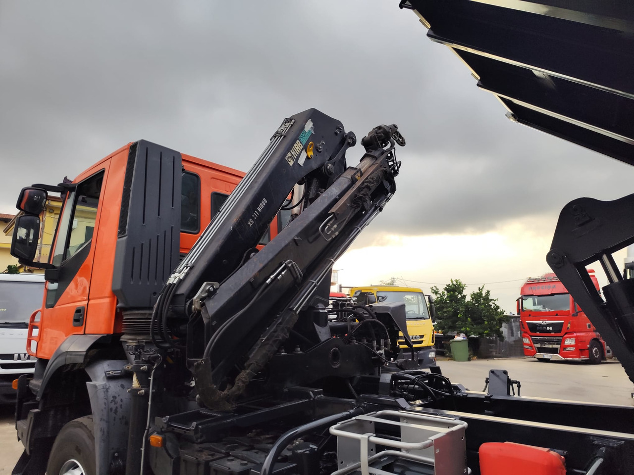 IVECO TRAKKER 190T36 - Вантажівка з маніпулятором: фото 3 IVECO TRAKKER 190T36 - Вантажівка з маніпулятором: фото 3