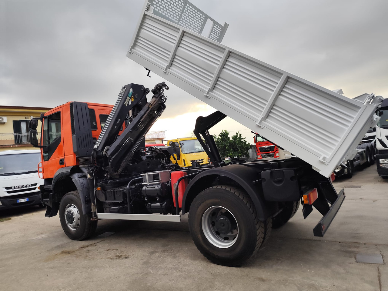 IVECO TRAKKER 190T36 - Вантажівка з маніпулятором: фото 4 IVECO TRAKKER 190T36 - Вантажівка з маніпулятором: фото 4