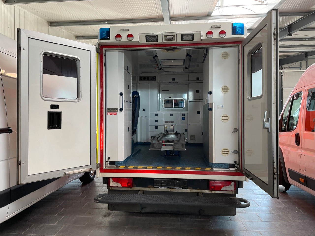 Mercedes-Benz Sprinter II Rettungswagen 519 CDI - Легковий автомобіль: фото 4 Mercedes-Benz Sprinter II Rettungswagen 519 CDI - Легковий автомобіль: фото 4