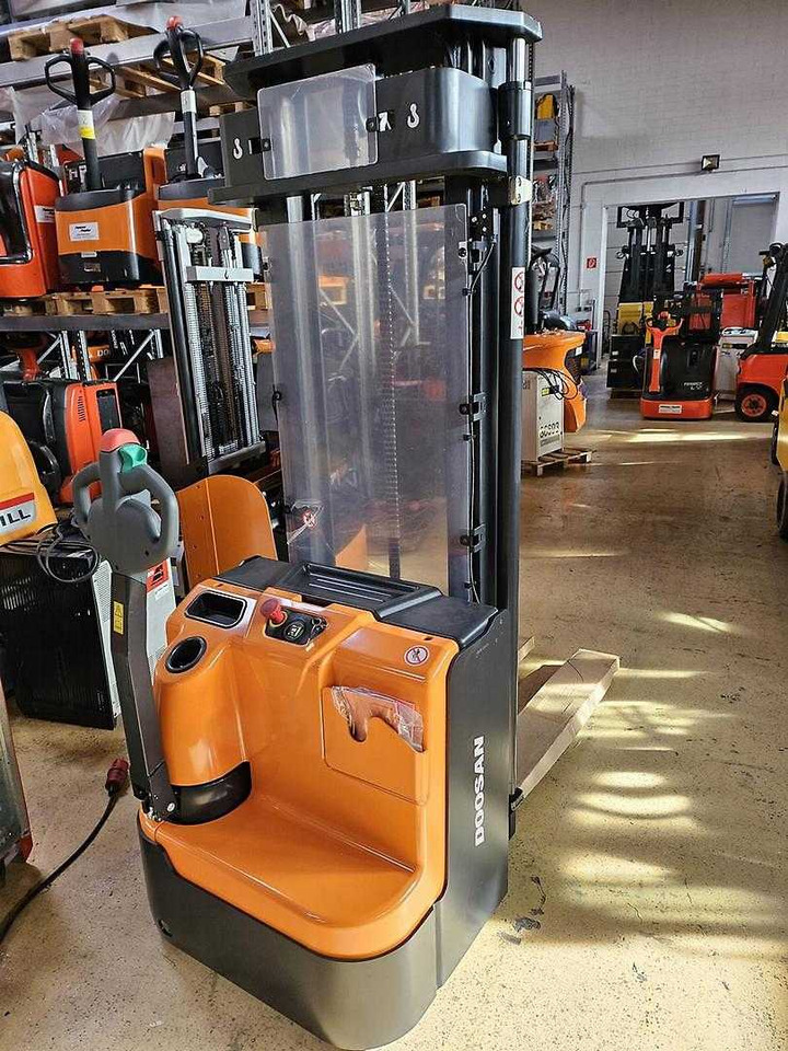Doosan BSL16N - Штабелер: фото 3 Doosan BSL16N - Штабелер: фото 3