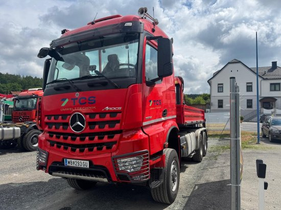 Mercedes-Benz AROCS 3552 963-2F Epsilon M100L86 Kran ? Leistungsstarker Holzladekran mit hoher Reichweite - Вантажівка з маніпулятором: фото 1 Mercedes-Benz AROCS 3552 963-2F Epsilon M100L86 Kran ? Leistungsstarker Holzladekran mit hoher Reichweite - Вантажівка з маніпулятором: фото 1