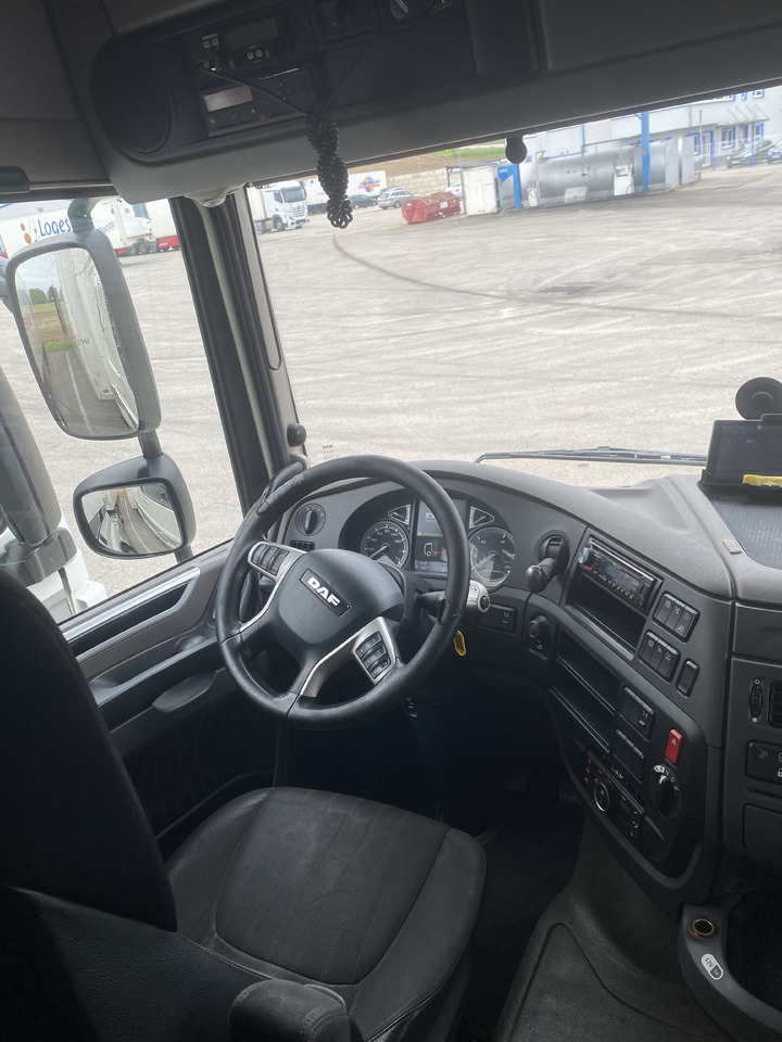 Interior photo 1: Тягач DAF H4EN3