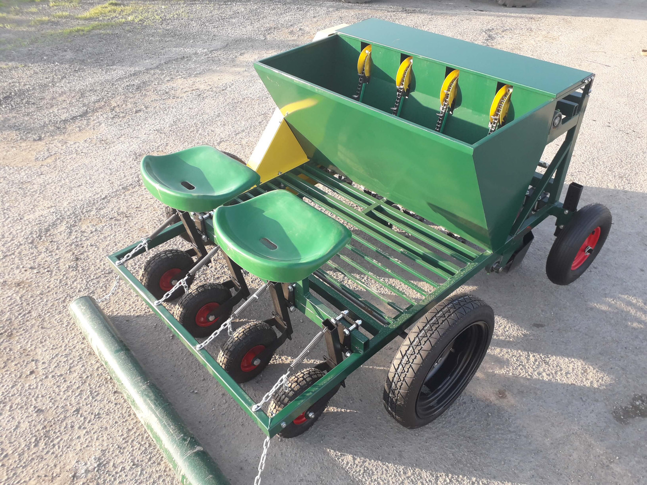 GARMACH Planteuse Ail-Oignon-Echalote AGP 4 R - Картоплесаджалка: фото 1 GARMACH Planteuse Ail-Oignon-Echalote AGP 4 R - Картоплесаджалка: фото 1