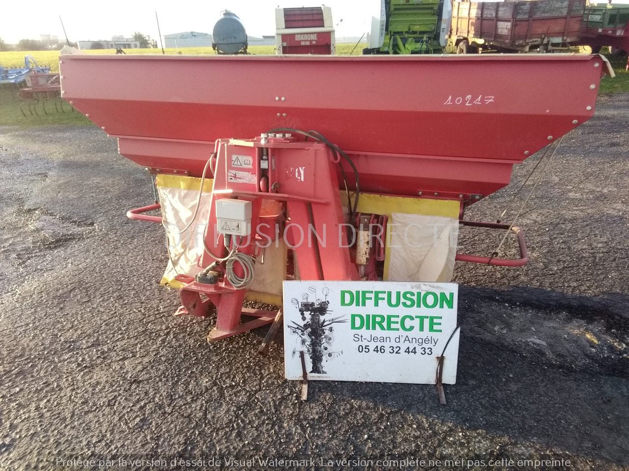 LELY DISTRIBUTEUR D'ENGRAIS CENTERMATIC PESEE - Розкидач добрив: фото 1 LELY DISTRIBUTEUR D'ENGRAIS CENTERMATIC PESEE - Розкидач добрив: фото 1