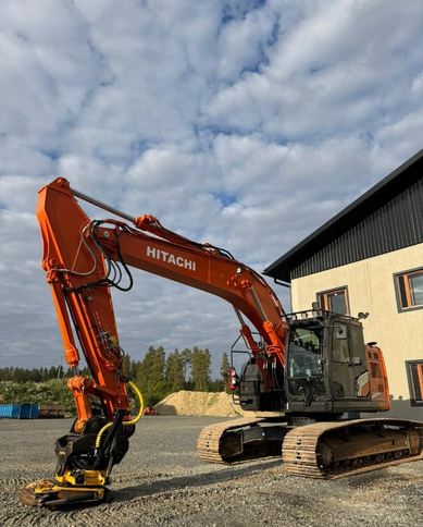 HitachiZX225USLC-7 + Engcon - Гусеничний екскаватор: фото 1 HitachiZX225USLC-7 + Engcon - Гусеничний екскаватор: фото 1