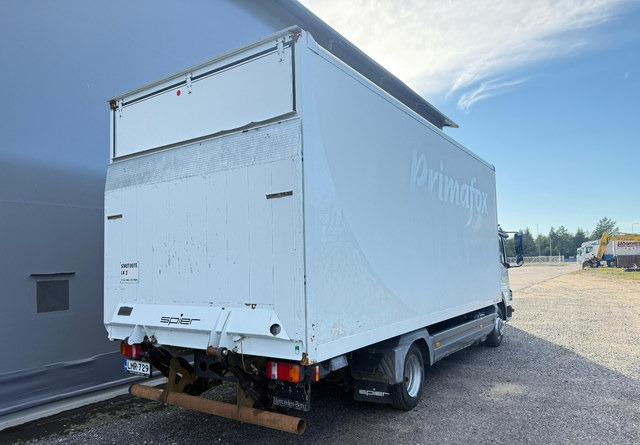 Mercedes-BenzAtego kaappi + perälauta - Вантажівка з закритим кузовом: фото 5 Mercedes-BenzAtego kaappi + perälauta - Вантажівка з закритим кузовом: фото 5