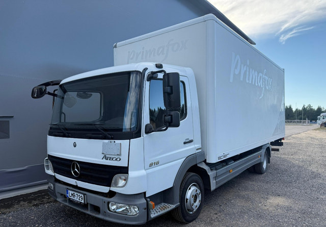 Mercedes-BenzAtego kaappi + perälauta - Вантажівка з закритим кузовом: фото 1 Mercedes-BenzAtego kaappi + perälauta - Вантажівка з закритим кузовом: фото 1