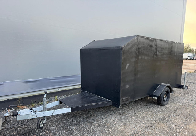 Umpiperäkärry - Причеп для легкових автомобілів: фото 1 Umpiperäkärry - Причеп для легкових автомобілів: фото 1