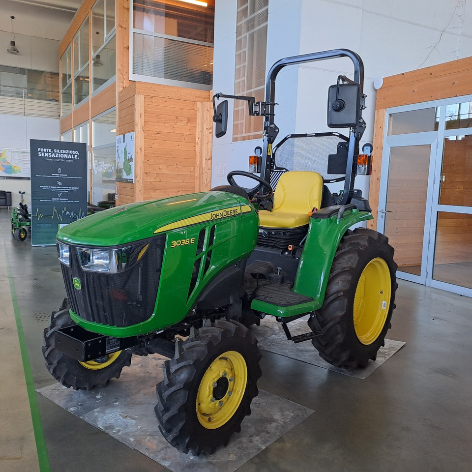 JOHN DEERE 3038E COMPATTO - Трактор: фото 1 JOHN DEERE 3038E COMPATTO - Трактор: фото 1