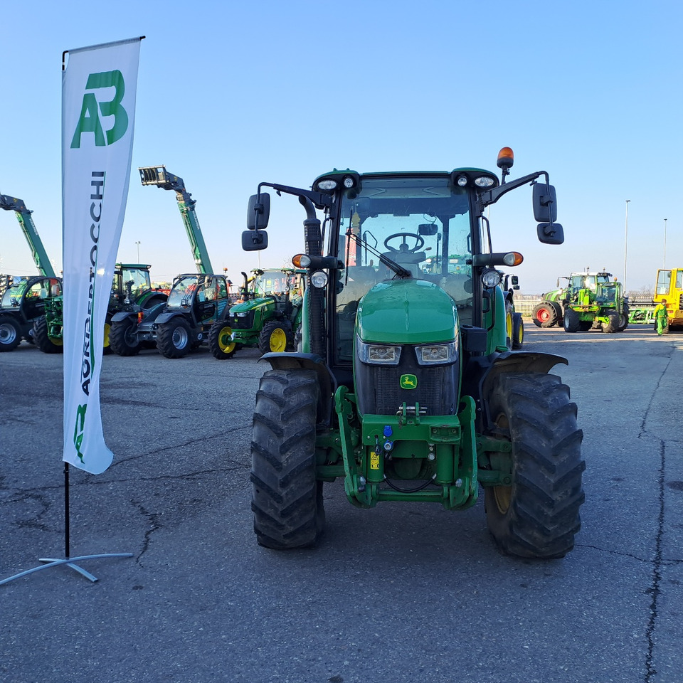 JOHN DEERE 5125R - Трактор: фото 3 JOHN DEERE 5125R - Трактор: фото 3